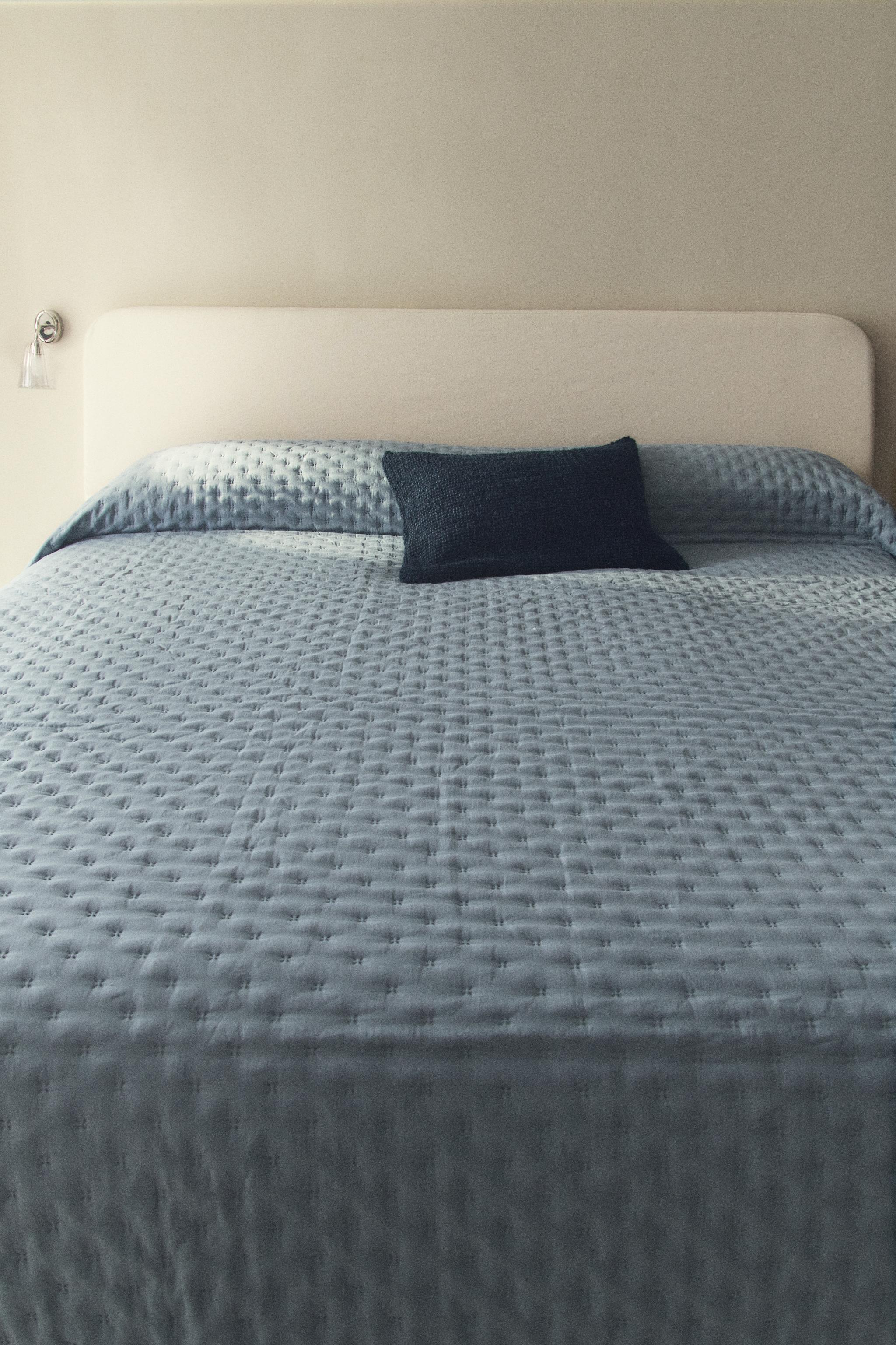 QUILTED QUILT WITH DOTS